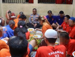 Humanis, Kapolres Purwakarta Makan Tumpeng Bersama Tahanan