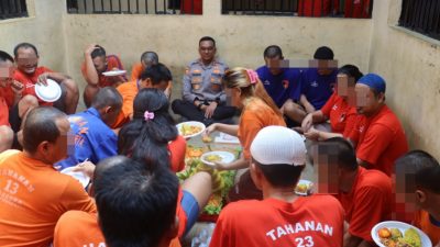Humanis, Kapolres Purwakarta Makan Tumpeng Bersama Tahanan